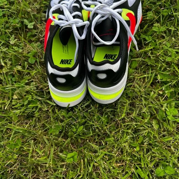 Nike Air ZOOM Black and White Athletic Shoes with Modern Silhouette - Picture 3 of 5